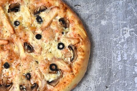 Пицца с курицей и грибами