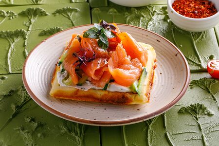 Брускетта с лососем