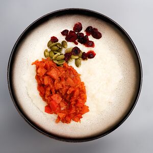 Каша рисовая с клюквой и тыквенными семечками