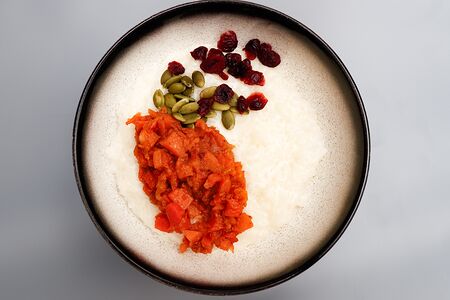 Каша рисовая с клюквой и тыквенными семечками