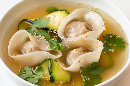 Куриный бульон с вонтонами