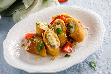 Блинчики с творогом и фисташковой крошкой