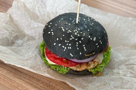 Чёрный бургер с говяжьей сочной котлеткой