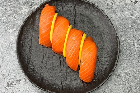 Суши с лососем 