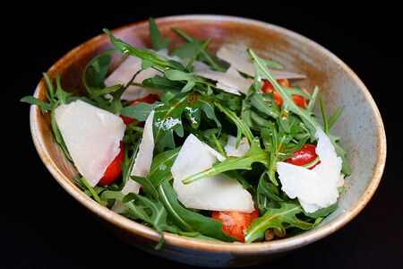 Руккола с томатами и пармезаном