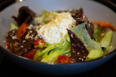 Салат с телятиной и сырным кремом