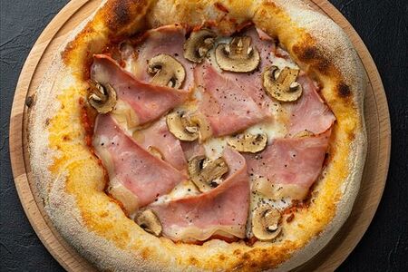 Пицца с ветчиной и грибами