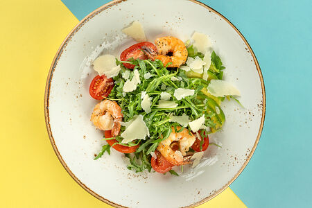 Салат с креветками, черри и авокадо