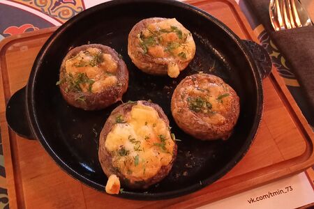 Шляпки шампиньонов с сулугуни на кеци