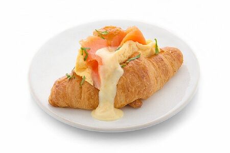 Круассан с лососем и голландским соусом