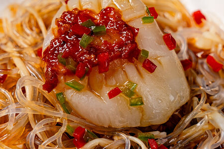 Морские гребешки в раковинах с чесночным соусом