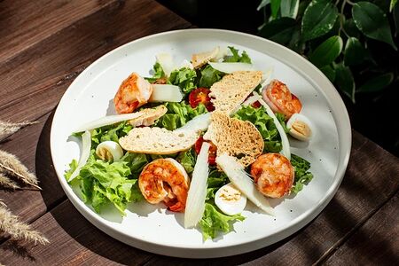 Салат Цезарь с креветками