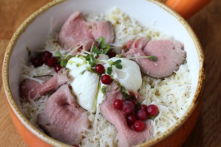 Булгур с ростбифом с яйцом пашот