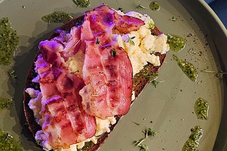 Скрэмбл с беконом на тосте 