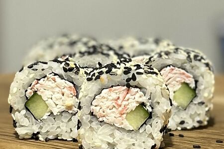 Калифорния с крабом в кунжуте