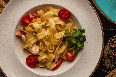 Феттуччине с Куриной грудкой и томатами