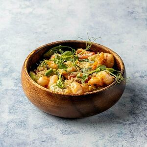 Салат с креветками и киноа