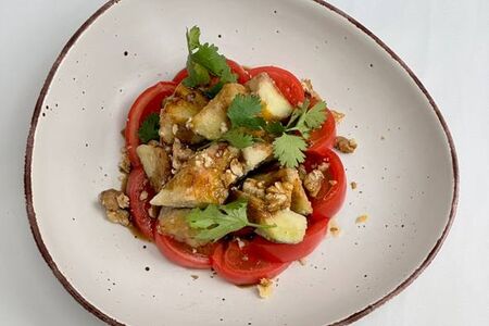 Салат с хрустящим баклажаном и сладкими томатами