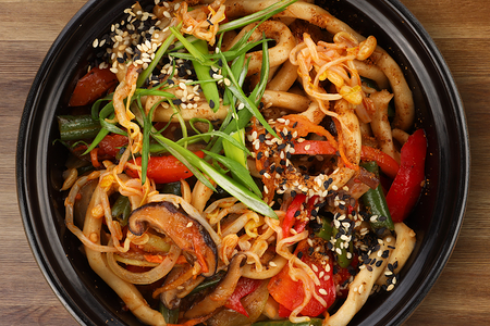 Лапша с грибами муэр и шиитаке