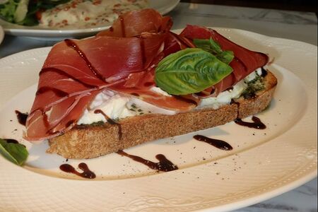 Брускета с пармской ветчиной и страчателлой