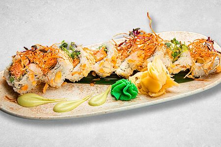 Ролл с лососем темпура и лепестками миндаля