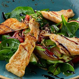 Теплый салат с курицей