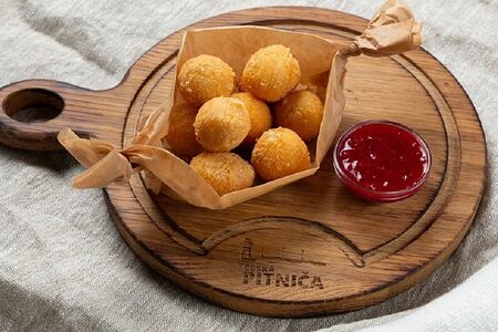 Сырные шарики с соусом из брусники