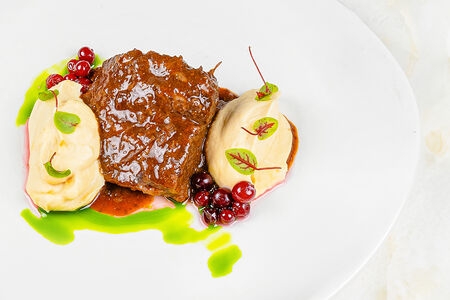 Говяжьи щеки с кремом из сельдерея