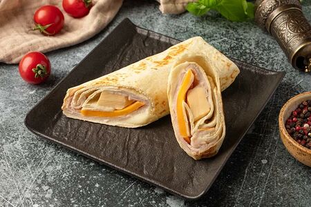 Ролл с ветчиной, чеддером и омлетом