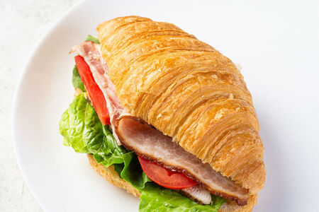 Круассан с курицей и беконом