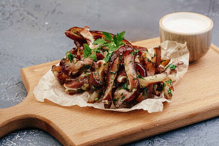 Жареные свиные ушки с хреном