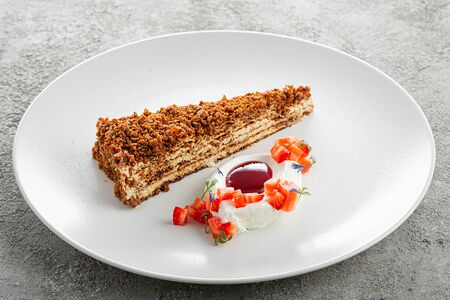 Медовик с солодом и сметанным кремом