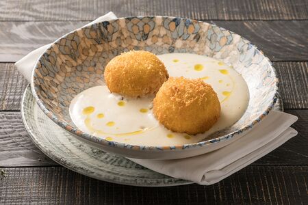 Аранчини из поленты, фаршированные болоньезе