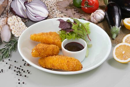 Жареный сыр Сулугуни с брусничным соусом