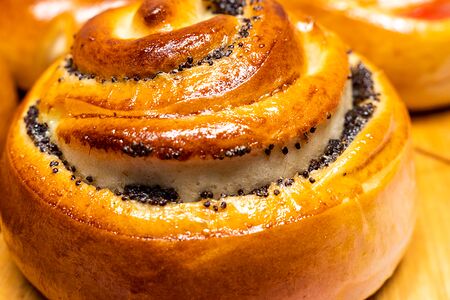 Булочка с маком