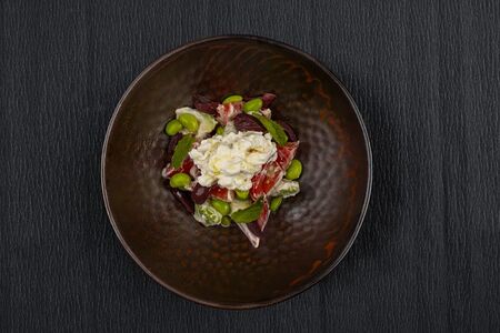 Овощной салат с авокадо и страчателлой