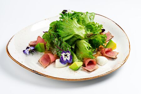 Салат из тунца, микса листьев с перепелиным яйцом и авокадо