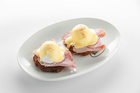 Бенедикт с прошутто котто на картофельных оладьях