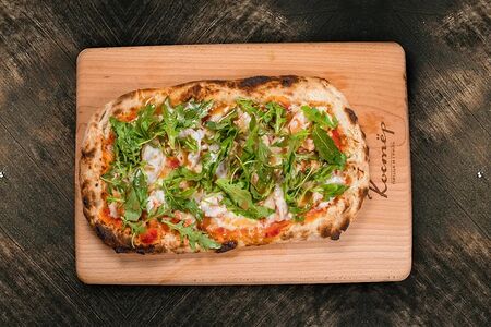 Пинса с рукколой и креветками 