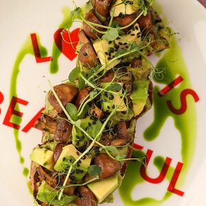 Брускетта с гуакамоле и грибами