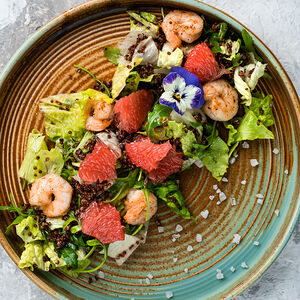 Салат с креветками и пряным грейпфрутом