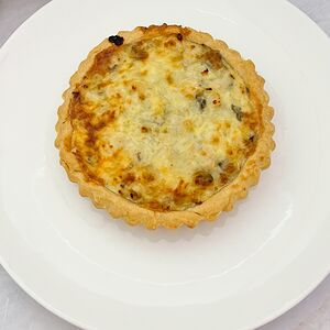 Киш с курицей, грибами и моцареллой 