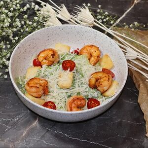 Цезарь с тигровыми креветками