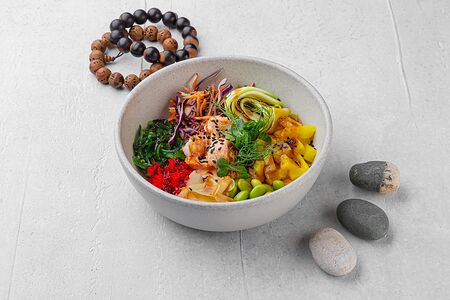 Боул Том Ям с креветками, цукини и такуаном