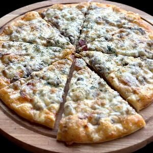 Пицца с колбасой