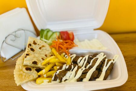 Люля-кебаб на тарелке