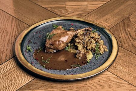 Утка конфи с хрустящим картофелем и мясным соусом