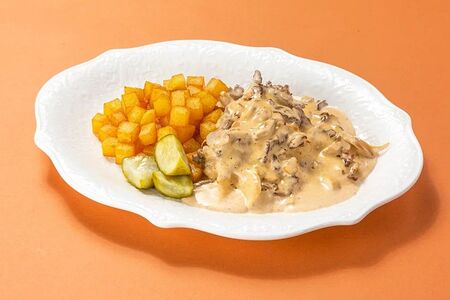 Бефстроганов с жареным картофелем