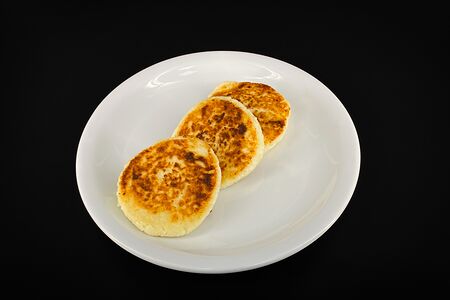 Сырники со сметаной и вишнёвый джемом