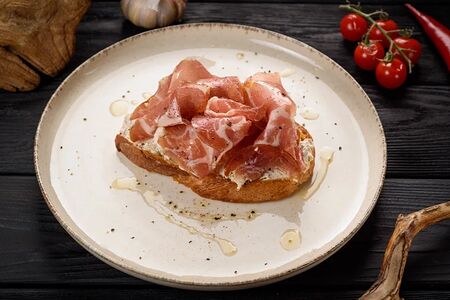 Брускетта с копчёной шейкой и трюфелем